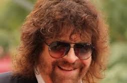 Genç yaşta gitar çalmayı öğrenen Lynne, kısa sürede beste yapmaya başlamış ve yerel gruplarda sahne almıştır.