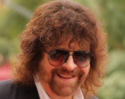 Genç yaşta gitar çalmayı öğrenen Lynne, kısa sürede beste yapmaya başlamış ve yerel gruplarda sahne almıştır.