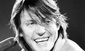 Fabrizio De André, geleneksel kariyer yollarından çok sanatla ilgilenmiş ve genç yaşlarda özellikle şiire yönelmiştir. Fransız chanson geleneği, halk müziği ve klasik edebiyat, onun sanat anlayışını şekillendiren başlıca etkiler arasında yer almıştır.