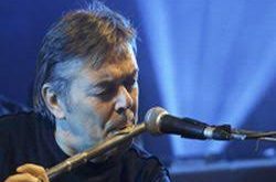 İtalyan müzik sahnesinin en yenilikçi ve çok yönlü isimlerinden biri olan Mauro Pagani, şarkıcı, besteci, multi-enstrümantalist ve prodüktör kimlikleriyle tanınan önemli bir sanatçıdır. Özellikle progresif rock, dünya müziği ve etnik tınıları bir araya getiren özgün yaklaşımıyla dikkat çeken Pagani, hem solo kariyerinde hem de yer aldığı müzik gruplarında derin izler bırakmıştır.