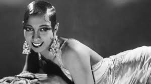 Josephine Baker, 3 Haziran 1906 tarihinde St. Louis’te doğdu. Asıl adı Freda Josephine McDonald olan sanatçı, yoksulluk içinde geçen bir çocukluk dönemi yaşadı. Küçük yaşlardan itibaren çalışmak zorunda kalan Baker, hayatın zorluklarıyla erken yaşta tanıştı.