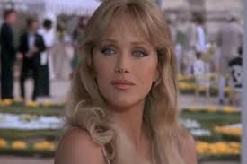 1980’li yılların sinema ve televizyon dünyasında dikkat çeken isimlerinden biri olan Tanya Roberts, hem oyunculuk kariyeri hem de ekran karizmasıyla geniş bir hayran kitlesi edinmiştir. Özellikle aksiyon, macera ve televizyon dizilerindeki performanslarıyla tanınan Roberts, Hollywood’un unutulmaz yüzlerinden biri olarak hafızalarda yer edinmiştir.