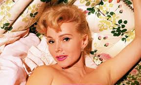 Eğitim hayatında klasik Avrupa eğitimi almış, özellikle dil ve sanat konularına ilgi göstermiştir. Gençlik yıllarında güzellik yarışmalarına katılması ve sahneyle tanışması, onun gelecekteki kariyerinin temelini oluşturmuştur.