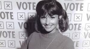 Lori Saunders’ın profesyonel oyunculuk kariyeri 1960’lı yılların başlarında başlamıştır. Bu dönem, Amerikan televizyonunun hızla büyüdüğü ve yeni yüzlere ihtiyaç duyduğu bir süreçti. Saunders da bu fırsatı iyi değerlendiren isimlerden biri olmuştur.