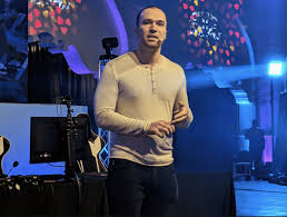 Günümüz teknoloji dünyasında yapay zekâ alanında yaşanan hızlı gelişmelerin arkasında birçok önemli isim bulunmaktadır. Bu isimlerden biri de girişimci ve mühendis Greg Brockman’dır. Özellikle OpenAI’nin kurucu ortaklarından biri ve uzun yıllar baş teknoloji sorumlusu (CTO) olarak görev yapan Brockman, modern yapay zekâ sistemlerinin gelişiminde kritik rol oynamıştır.