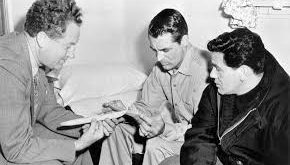 Delmer Daves’in sinema kariyeri, oyunculukla başlamıştır. Sessiz sinema döneminde küçük rollerde yer alan Daves, zamanla kamera arkasına yönelerek senaryo yazımına ilgi duymaya başlamıştır.