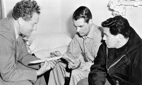 Delmer Daves’in sinema kariyeri, oyunculukla başlamıştır. Sessiz sinema döneminde küçük rollerde yer alan Daves, zamanla kamera arkasına yönelerek senaryo yazımına ilgi duymaya başlamıştır.