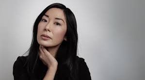 Katie Kitamura, 1979 yılında Sacramento’da doğdu. Japon kökenli bir aileden gelen Kitamura, çok kültürlü bir ortamda büyüdü. Bu çok katmanlı kimlik yapısı, onun eserlerinde sıkça ele aldığı aidiyet ve yabancılaşma temalarının temelini oluşturmuştur.