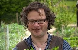 İngiliz gastronomi dünyasının en etkili isimlerinden biri olan Hugh Fearnley-Whittingstall, yalnızca bir şef değil; aynı zamanda yazar, televizyon sunucusu ve çevre aktivisti olarak da tanınan çok yönlü bir kültür figürüdür.