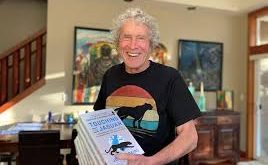 John Perkins, 28 Ocak 1945 tarihinde Amerika Birleşik Devletleri’nin New Hampshire eyaletinde doğmuştur. Tam adı John Perkins olan yazar, kariyerinin ilk dönemlerinde ekonomi danışmanlığı ve uluslararası kalkınma projeleri alanında çalışmıştır. Daha sonra bu deneyimlerini kitaplaştırarak dünya çapında tanınan bir yazara dönüşmüştür.