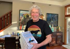 John Perkins, 28 Ocak 1945 tarihinde Amerika Birleşik Devletleri’nin New Hampshire eyaletinde doğmuştur. Tam adı John Perkins olan yazar, kariyerinin ilk dönemlerinde ekonomi danışmanlığı ve uluslararası kalkınma projeleri alanında çalışmıştır. Daha sonra bu deneyimlerini kitaplaştırarak dünya çapında tanınan bir yazara dönüşmüştür.