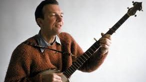 Onun kariyeri, Amerikan halk müziğinin gelişiminde kritik bir rol oynamış; özellikle 1940’lardan itibaren yükselen protest müzik geleneğinin temel taşlarından biri olmuştur. Pete Seeger, hem sahne performansları hem de yazdığı ve yaydığı şarkılarla müziğin toplumsal gücünü somut şekilde göstermiştir.