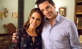 Televizyon dizileri ve romantik dram yapımları denildiğinde akla gelen isimlerden biri olan Brennan Elliott, uzun yıllara yayılan kariyeri boyunca istikrarlı performanslarıyla dikkat çekmiştir. Özellikle aile temalı yapımlar, romantik filmler ve polisiye dizilerdeki rolleriyle tanınan Elliott, geniş bir izleyici kitlesine ulaşmayı başarmış bir oyuncudur.