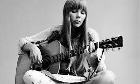 Küçük yaşlarda müziğe, resme ve şiire ilgi duyan Mitchell, sanata çok yönlü yaklaşımıyla dikkat çekti. Gençlik döneminde geçirdiği çocuk felci hastalığı, onun yaşamına güçlü bir mücadele ruhu kazandırdı. Bu deneyim, ilerleyen yıllarda eserlerindeki direnç ve kırılganlık dengesine de yansıdı.