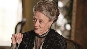 Dame Maggie Smith, tiyatro sahnesindeki olağanüstü başarısını sinema ve televizyona da taşıyan, İngiliz oyunculuk geleneğinin en güçlü temsilcilerinden biridir. Disiplinli sahne performansı, keskin zekâsı ve kendine özgü oyunculuk tarzıyla dünya çapında tanınan Smith, kariyeri boyunca sayısız ödül kazanmış ve farklı kuşakların hafızasında yer edinmiştir.