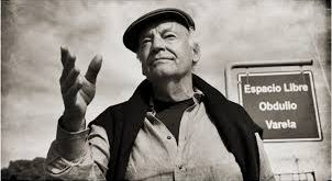 Onu yalnızca gazeteci olarak tanımlamak eksik kalır. Çünkü Eduardo Galeano aynı zamanda tarih anlatıcısı, denemeci, romancı ve politik yorumcudur. Ancak kariyerinin temelinde her zaman gazetecilik vardır: soru sormak, gerçeği aramak, iktidarı sorgulamak ve sesi duyulmayanların hikâyesini anlatmak.