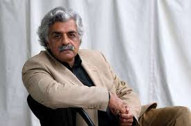 Tarık Ali, 21 Ekim 1943 tarihinde Britanya Hindistanı sınırları içinde yer alan Lahor kentinde doğdu. Bugün bu şehir Pakistan sınırları içindedir. Ailesi politik açıdan bilinçli ve aktif bir çevreye mensuptu. Bu nedenle genç yaşlardan itibaren siyaset, bağımsızlık hareketleri ve toplumsal meselelerle iç içe büyüdü.