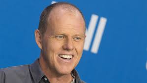 Brian Helgeland, Hollywood’un en saygın senarist ve yönetmenleri arasında yer alan, özellikle suç, aksiyon, tarih ve biyografi türlerinde yazdığı güçlü senaryolarla tanınan Amerikalı sinemacıdır.