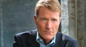 Lee Child, modern gerilim ve polisiye edebiyatının en tanınmış ve en çok okunan yazarlarından biri olarak kabul edilen İngiliz romancıdır. Özellikle “Jack Reacher” serisiyle dünya çapında büyük bir üne kavuşan Child, sürükleyici anlatımı, minimalist üslubu ve güçlü kahraman kurgusuyla çağdaş aksiyon-polisiye türünü yeniden şekillendirmiştir.