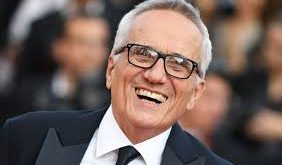 Bellocchio, yalnızca İtalya’da değil, dünya sinema çevrelerinde de saygı gören bir auteur yönetmendir. Uzun kariyeri boyunca hem tartışmalı hem ödüllü yapımlara imza atmış, sinemanın düşünsel gücünü kullanan sanatçılar arasında yer almıştır.