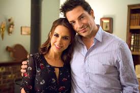 Televizyon dizileri ve romantik dram yapımları denildiğinde akla gelen isimlerden biri olan Brennan Elliott, uzun yıllara yayılan kariyeri boyunca istikrarlı performanslarıyla dikkat çekmiştir. Özellikle aile temalı yapımlar, romantik filmler ve polisiye dizilerdeki rolleriyle tanınan Elliott, geniş bir izleyici kitlesine ulaşmayı başarmış bir oyuncudur.