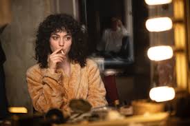 Film, sinema tarihinin en tartışmalı yapımlarından biri olan Paris'te Son Tango ile tanınan Fransız oyuncu Maria Schneider’in yaşamına odaklanır. Özellikle bu filmde yaşadığı travmatik deneyimleri merkezine alarak, sinema endüstrisinin görünmeyen yüzünü cesur bir şekilde gözler önüne serer.