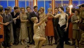 Film, doğrusal bir anlatım yerine geri dönüşlerle örülü parçalı bir yapı benimser. Hikâye, başkarakterin geçmişi ile bugünü arasında gidip gelen sahnelerle ilerler. Bu anlatım tekniği, karakterin iç dünyasındaki karmaşayı ve bastırılmış travmalarını daha etkili bir şekilde yansıtır.