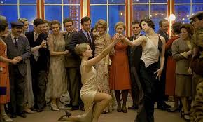 Film, doğrusal bir anlatım yerine geri dönüşlerle örülü parçalı bir yapı benimser. Hikâye, başkarakterin geçmişi ile bugünü arasında gidip gelen sahnelerle ilerler. Bu anlatım tekniği, karakterin iç dünyasındaki karmaşayı ve bastırılmış travmalarını daha etkili bir şekilde yansıtır.