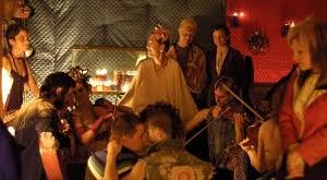 Film, New York’ta yaşayan bir grup karakterin kesişen hayatlarını merkezine alır. Bu karakterler, ilişkilerinde yaşadıkları sorunları çözmek, kendilerini keşfetmek ve bir anlamda “iyileşmek” amacıyla Shortbus adlı özel bir kulüpte bir araya gelirler.