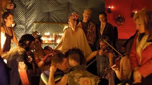 Film, New York’ta yaşayan bir grup karakterin kesişen hayatlarını merkezine alır. Bu karakterler, ilişkilerinde yaşadıkları sorunları çözmek, kendilerini keşfetmek ve bir anlamda “iyileşmek” amacıyla Shortbus adlı özel bir kulüpte bir araya gelirler.