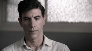 Gerçek olaylardan ilham alan casusluk yapımları, her zaman izleyiciler üzerinde güçlü bir etki bırakmıştır. Bu türün son yıllardaki en dikkat çekici örneklerinden biri olan The Spy, yalnızca politik gerilimiyle değil, aynı zamanda karakter odaklı anlatımıyla da öne çıkar.