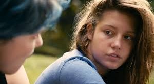 Mavi En Sıcak Renktir, yüzeyde bir aşk hikâyesi gibi görünse de aslında bir “büyüme hikâyesi”dir. Film, genç bir kadının kendini keşfetme sürecini, duygusal kırılmalarını ve hayatın karmaşık doğasını derinlemesine işler.