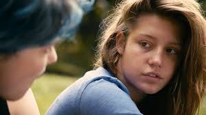 Mavi En Sıcak Renktir, yüzeyde bir aşk hikâyesi gibi görünse de aslında bir “büyüme hikâyesi”dir. Film, genç bir kadının kendini keşfetme sürecini, duygusal kırılmalarını ve hayatın karmaşık doğasını derinlemesine işler.