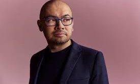 Yapay zekâ alanında son yıllarda yaşanan devrim niteliğindeki gelişmelerin arkasında, bilimsel derinliği ve vizyoner liderliğiyle öne çıkan isimlerden biri Demis Hassabis’tir.