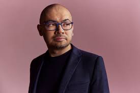 Yapay zekâ alanında son yıllarda yaşanan devrim niteliğindeki gelişmelerin arkasında, bilimsel derinliği ve vizyoner liderliğiyle öne çıkan isimlerden biri Demis Hassabis’tir.