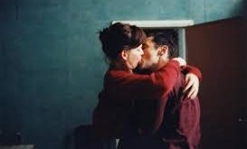 Fransa, Birleşik Krallık, Almanya ve İspanya ortak yapımı olan film, yalnızca bir ilişki hikâyesi değil; aynı zamanda modern insanın duygusal boşluklarını, yalnızlığını ve bağ kurma korkusunu derinlemesine inceleyen bir psikolojik dramdır.