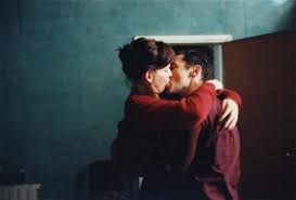 Fransa, Birleşik Krallık, Almanya ve İspanya ortak yapımı olan film, yalnızca bir ilişki hikâyesi değil; aynı zamanda modern insanın duygusal boşluklarını, yalnızlığını ve bağ kurma korkusunu derinlemesine inceleyen bir psikolojik dramdır.