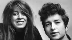 Suze Rotolo, 1960’lı yılların kültürel dönüşüm döneminde sanat, politika ve müzik dünyasının kesişim noktasında yer alan önemli bir isimdir. Kamuoyunda çoğunlukla Bob Dylan ile yaşadığı ilişki ve onun klasikleşen albüm kapağındaki görüntüsüyle tanınsa da Suze Rotolo bundan çok daha fazlasıdır.