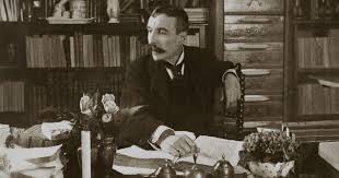 José Maria de Eça de Queirós, 25 Kasım 1845 tarihinde Portekiz’de dünyaya gelmiş, 16 Ağustos 1900 tarihinde hayatını kaybetmiş ünlü romancı, diplomat ve gazetecidir. Genellikle yalnızca Eça de Queirós adıyla tanınır. Portekiz edebiyatında gerçekçi roman geleneğinin en güçlü temsilcisi olarak kabul edilir.