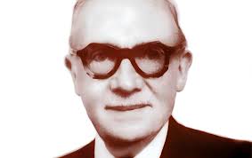 Martial Gueroult, 15 Aralık 1891 tarihinde Fransa’nın Saint-Aubin-de-Médoc kentinde doğdu. Genç yaşlardan itibaren felsefeye büyük ilgi duydu ve klasik Fransız eğitim sisteminde güçlü bir akademik formasyon kazandı.