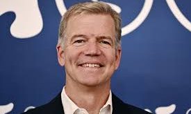 Robert Lorenz, Hollywood’un özellikle dramatik sinema ve karakter odaklı filmler alanında öne çıkan yapımcı ve yönetmenlerinden biridir. Uzun yıllar Clint Eastwood ile birlikte çalışarak önemli filmlerin yapım sürecinde yer alan Lorenz, daha sonra yönetmenlik kariyerine geçerek kendi sinema dilini oluşturmuştur.