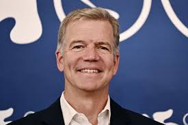 Robert Lorenz, Hollywood’un özellikle dramatik sinema ve karakter odaklı filmler alanında öne çıkan yapımcı ve yönetmenlerinden biridir. Uzun yıllar Clint Eastwood ile birlikte çalışarak önemli filmlerin yapım sürecinde yer alan Lorenz, daha sonra yönetmenlik kariyerine geçerek kendi sinema dilini oluşturmuştur.