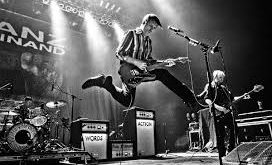 2000’li yılların başında indie rock sahnesine hızlı bir giriş yapan Franz Ferdinand, enerjik gitar riffleri, dans edilebilir ritimleri ve kendine özgü modern post-punk anlayışıyla dönemin en etkili gruplarından biri haline gelmiştir.