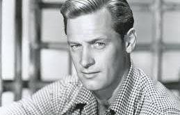 William Holden’ın Hollywood’daki kariyeri, 1939 yapımı Golden Boy ile başladı. Bu filmde ünlü oyuncu Barbara Stanwyck ile birlikte rol aldı. Stanwyck’in Holden’a destek olduğu ve kariyerinde önemli bir rol oynadığı sıkça dile getirilir.