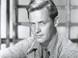 William Holden’ın Hollywood’daki kariyeri, 1939 yapımı Golden Boy ile başladı. Bu filmde ünlü oyuncu Barbara Stanwyck ile birlikte rol aldı. Stanwyck’in Holden’a destek olduğu ve kariyerinde önemli bir rol oynadığı sıkça dile getirilir.