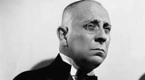 1909 yılında Amerika Birleşik Devletleri’ne göç eden Stroheim, burada farklı işlerde çalıştıktan sonra sinema sektörüne adım attı. O dönemde gelişmekte olan Hollywood, onun gibi yaratıcı ve hırslı isimler için büyük fırsatlar sunuyordu.