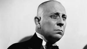 1909 yılında Amerika Birleşik Devletleri’ne göç eden Stroheim, burada farklı işlerde çalıştıktan sonra sinema sektörüne adım attı. O dönemde gelişmekte olan Hollywood, onun gibi yaratıcı ve hırslı isimler için büyük fırsatlar sunuyordu.