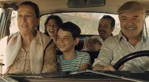 Dedemin İnsanları, yönetmenin kendi çocukluk anılarından ilham alarak oluşturduğu yarı otobiyografik bir anlatı yapısına sahiptir. Film, bireysel bir hafıza üzerinden kolektif bir tarih okuması yapar.