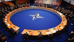 NATO’nun kuruluşu, 20. yüzyıl dünya tarihinin en önemli dönüm noktalarından biri olarak kabul edilir. Açılımı North Atlantic Treaty Organization olan NATO, Türkçede Kuzey Atlantik Antlaşması Örgütü olarak bilinir. 4 Nisan 1949 tarihinde Amerika Birleşik Devletleri öncülüğünde kurulan bu askeri ittifak, Soğuk Savaş döneminde Batı dünyasının güvenlik şemsiyesi haline gelmiştir.