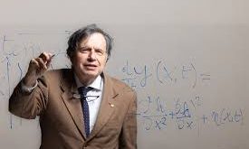 Üniversite eğitimini Sapienza Üniversitesi’nde tamamlayan Parisi, burada teorik fizik alanında uzmanlaşmıştır. Akademik kariyerinin ilk yıllarında parçacık fiziği üzerine çalışmalar yapmış, ancak daha sonra ilgisini karmaşık sistemlere yöneltmiştir.